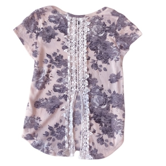Almost Famous: Lacey Floral Short Sleeve Medium - Picture 1 of 2